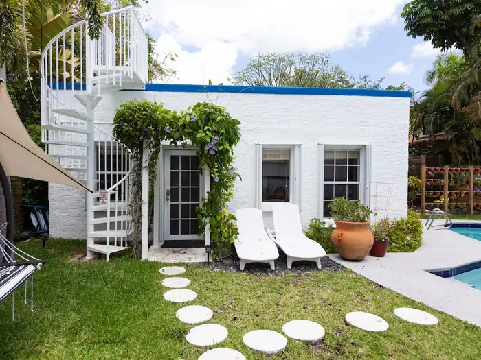 Cute cottage with a pool in Brickell