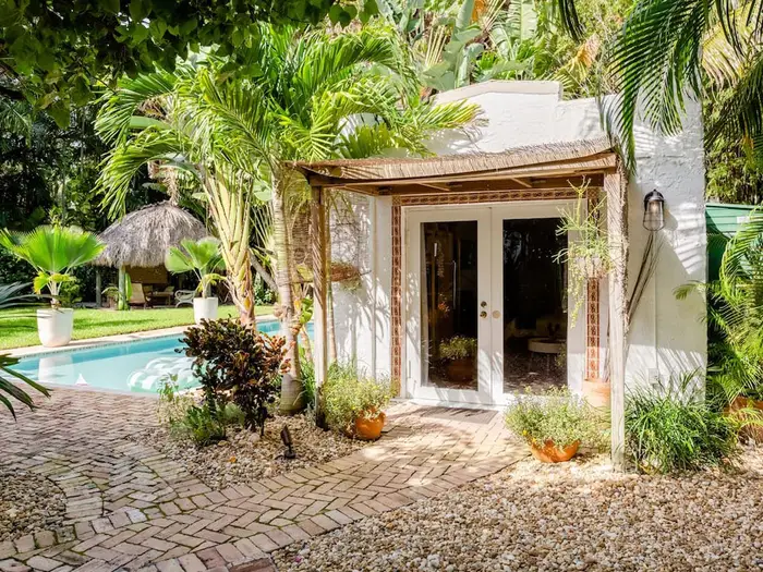 Tropical cottage with a pool in Biscayne Park near Bal Harbour