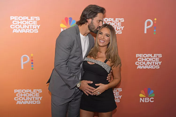 Baby No. 4! Eric Decker Kisses Pregnant Wife Jessie James Decker at People's Choice Country Awards
