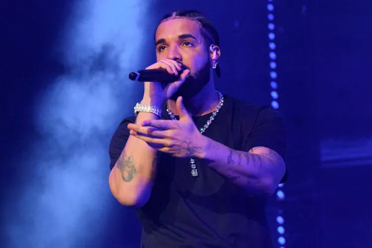 Drake surprised a pregnant fan at his Texas concert by gifting her $25,000 after she asked him to 