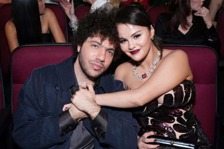  Selena Gomez Reveals a Romantic 'Happy First Virtual Date' Card from Benny Blanco