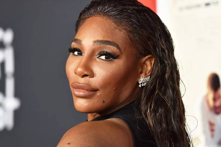  Serena Williams Masters the Art of Applying Lashes on the Move, Sparking Admiration and Concern Among Fans