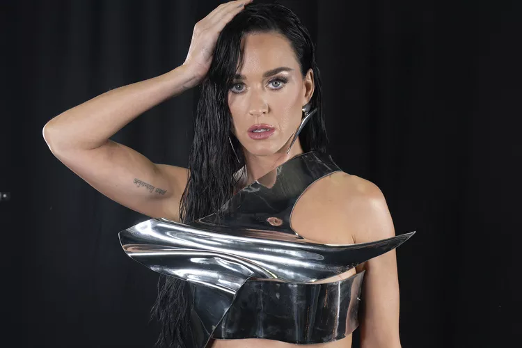  Katy Perry Handles On-Air Wardrobe Malfunction with Humor on 'American Idol'