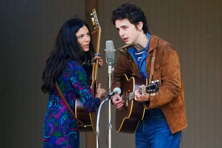  Timothée Chalamet Channels Bob Dylan in New Biopic 'A Complete Unknown'